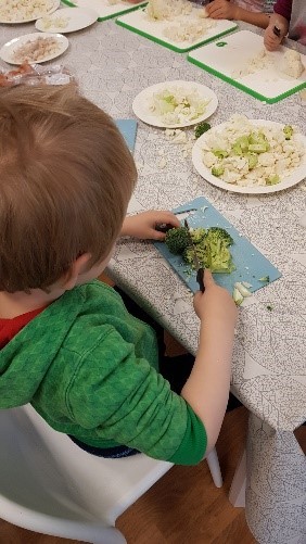 Matglede - barn skjærer grønnsaker.